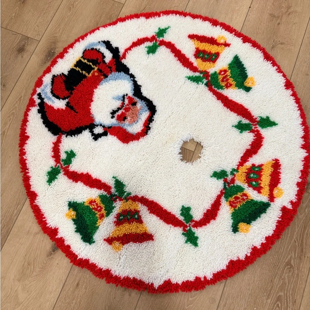 EXCELLENT Vintage 70s Large Shillcraft Santa Christmas Tree Skirt Latch Hook - Picture 5 of 5